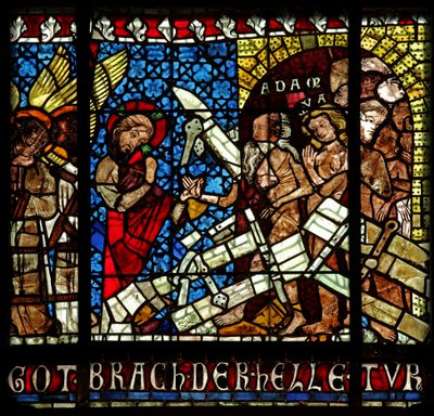 Ventana w14 que representa a Cristo, acompañado por un ángel, descendiendo al Infierno, rompiendo las puertas y encontrando a Adán y Eva de French School