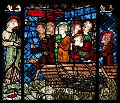 Ventana w14 que representa una escena de la Resurrección: la pesca milagrosa de French School