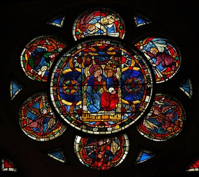 Ventana w14 que representa la Coronación de la Virgen de French School