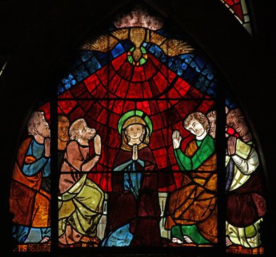 Ventana w14 que representa a la Virgen María y los Apóstoles en Pentecostés de French School