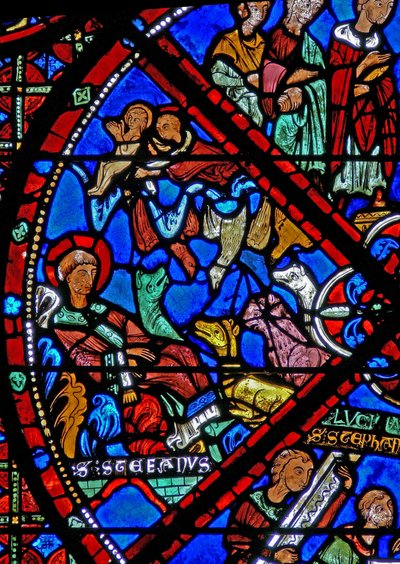 Ventana w15 que representa el cuerpo muerto de San Esteban abandonado; los animales son disuadidos por los pájaros de French School