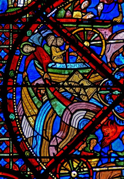 Ventana w15 que representa la historia de las reliquias de San Esteban: A pesar de los esfuerzos de los demonios, el barco que lleva las reliquias sobrevive al viaje - otros barcos se hunden de French School