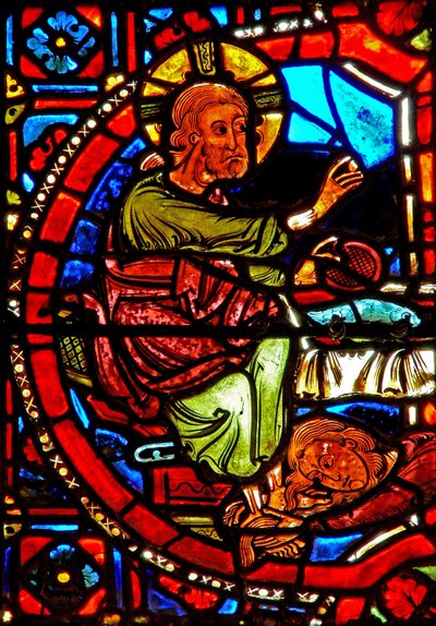 Ventana w17 que representa una escena de la vida de Santa María Magdalena - la santa lavando los pies de Cristo de French School