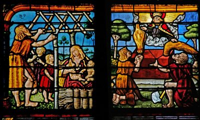 Ventana w1 que representa a Adán construyendo una casa y Eva criando a sus hijos; Caín y Abel haciendo sus ofrendas al Señor de French School