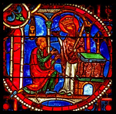 Ventana que representa una escena de la historia de Teófilo: reza ante una estatua de la Virgen que luego se le aparece de French School