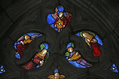 Ventana w1 que representa ángeles músicos y la Hostia de French School