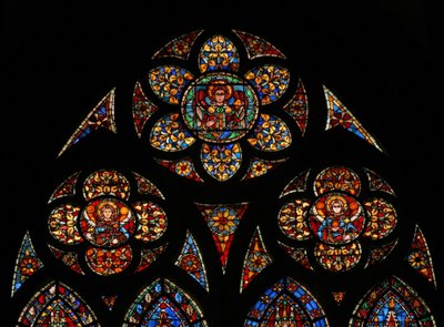 Ventana w201 que representa las luces de tracería con tres ángeles de French School