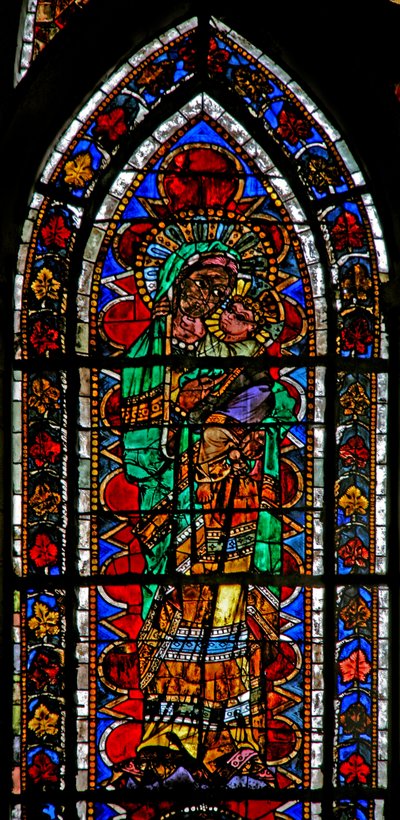 Ventana w202 que representa a la Virgen y el Niño de French School