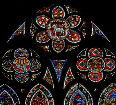 Ventana w202 que representa las luces de tracería con dos ángeles y el Agnus Dei de French School