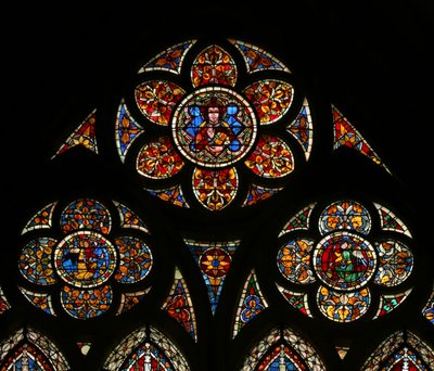 Ventana w203 que representa las luces de tracería con tres ángeles de French School
