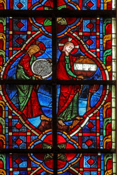 Ventana w207 que representa a Dios creando el mundo de French School