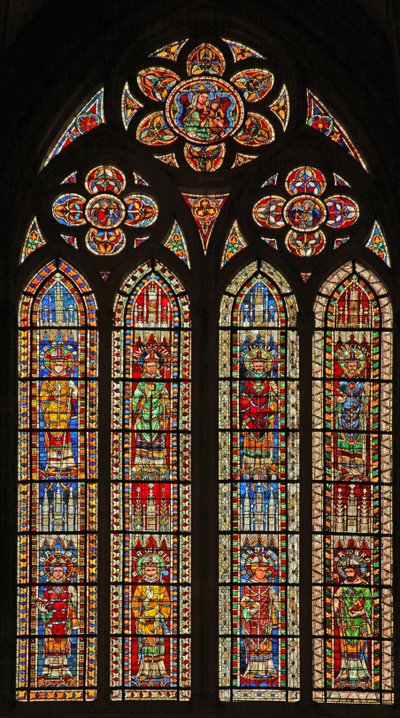 Ventana w207 que representa a obispos (algunos de Estrasburgo) y dos Padres de la Iglesia de French School