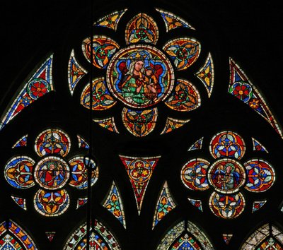 Ventana w207 que representa las luces de tracería con dos ángeles y la Virgen y el Niño de French School