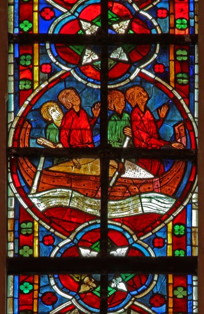 Ventana w209 que representa a San Nicolás dando la bienvenida a un barco de French School