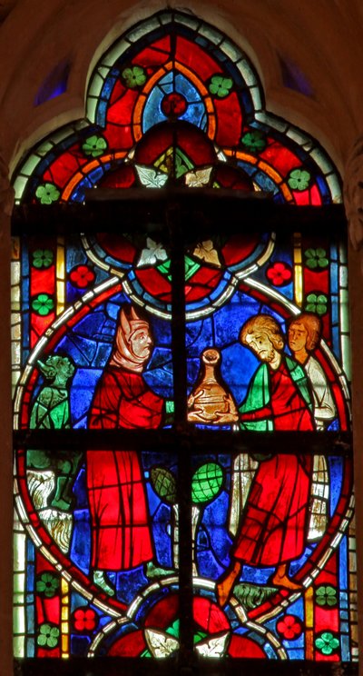 Ventana w209 que representa una escena de una leyenda de San Nicolás: un diablo da un líquido a unos viajeros de French School