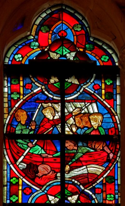 Ventana w209 que representa una escena de una leyenda de San Nicolás: un diablo da un líquido a unos viajeros pero el frasco se pierde por la borda de French School