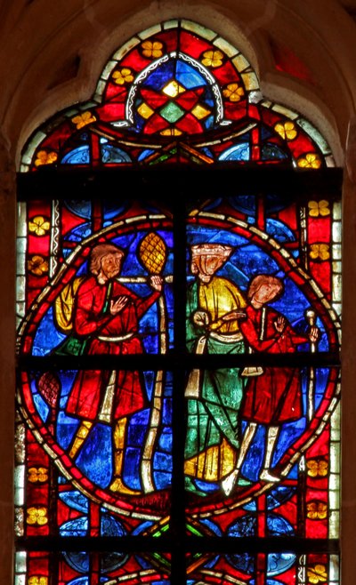 Ventana w210 que representa una escena de la leyenda de Santiago y el dependiente perdido con peregrinos a Compostela: la familia reunida parte de French School