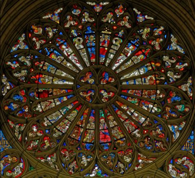 Ventana w217, la ventana norte de la rosa, que representa la Coronación de la Virgen en las dos aberturas superiores, rodeada de ángeles con instrumentos musicales y los Instrumentos de la Pasión de French School