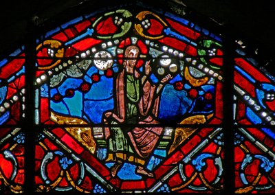 Ventana w21 que representa a Dios el Creador creando los Cielos y la Tierra de French School