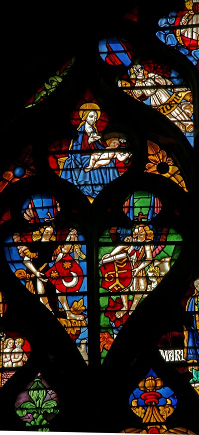 Luces de tracería con ángeles que llevan escudos de armas de French School