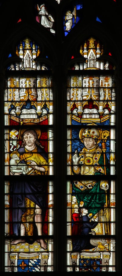 Ventana w237 que representa a San Juan Bautista y San Martín de French School