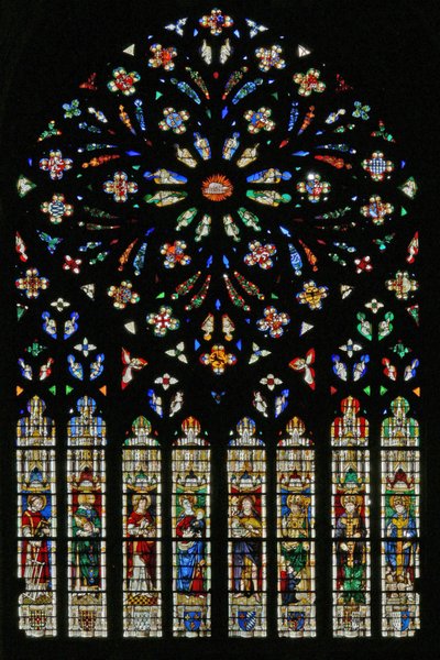 Ventana w237, el rosetón oeste, que representa el Cordero del Apocalipsis (C20) en el centro rodeado por 12 ángeles músicos; escudos de armas que incluyen Montmorency-Laval, Bertrand Duguesclin y Oli de French School