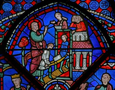 Ventana w23 que representa una escena de la vida de San Tomás: el santo construye una iglesia de French School