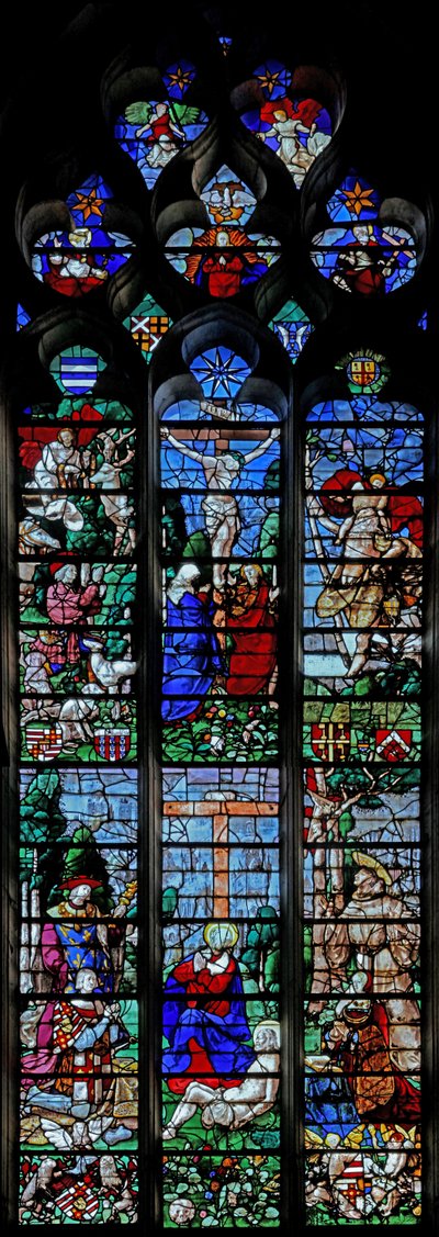 Ventana w25 que representa la Crucifixión con San Huberto y San Cristóbal; abajo está el donante Louis de Roncherolles y su esposa Françoise de Halluin con San Luis y San Francisco de French School