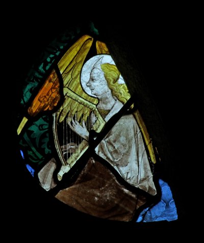 Ventana w26 que representa a un ángel músico con un arpa de French School