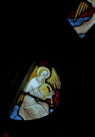 Ventana w26 que representa a un ángel músico con cornamusa de French School