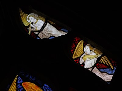 Ventana w26 que representa a ángeles músicos con laúd y flauta de French School