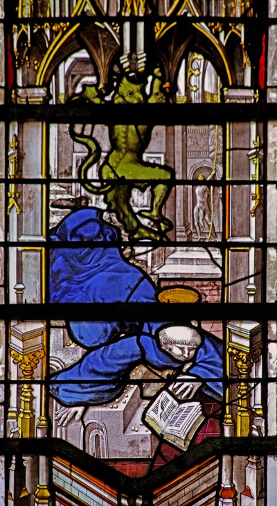 Ventana w27 que representa a San Martín cayendo por las escaleras: un diablo celebra de French School