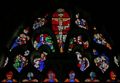 Ventana w2 que representa la Crucifixión y escenas de la Infancia de Cristo de French School