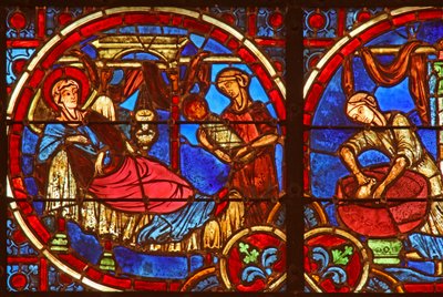 Ventana que representa la Natividad con parteras de French School