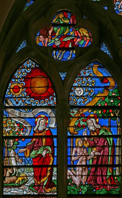 Ventana que representa la Creación y la creación de Adán de French School