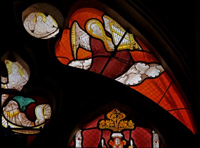 Ventana w44 que representa a un ángel músico con un órgano de French School