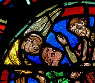 Ventana w4 que representa a un sacerdote dando la absolución de French School