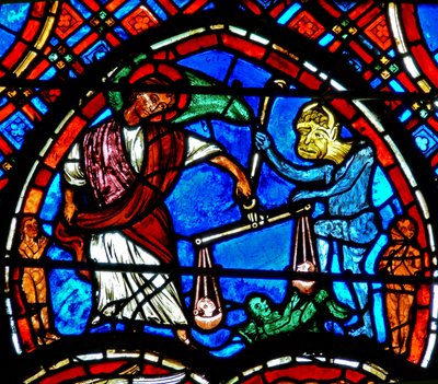 Ventana w4 que representa una escena del Juicio Final: San Miguel pesando las almas de French School