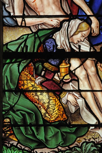 Ventana w4 que representa una escena de la vida de Santa María Magdalena - la santa en el Descendimiento de la Cruz de French School
