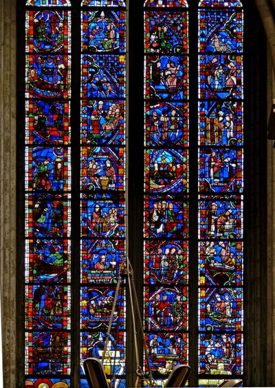 Ventana w51 que representa una de Les Belles Verrieres con escenas de las vidas de San Nicolás, Santa Catalina y San Sever de French School