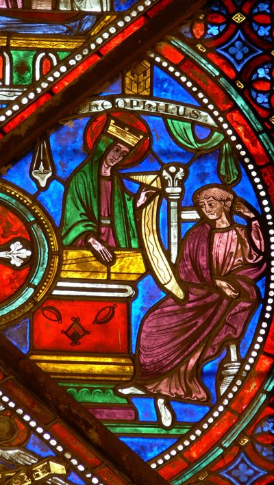 Ventana w6 que representa una escena de la historia de Teófilo: la Virgen devuelve el pacto de French School