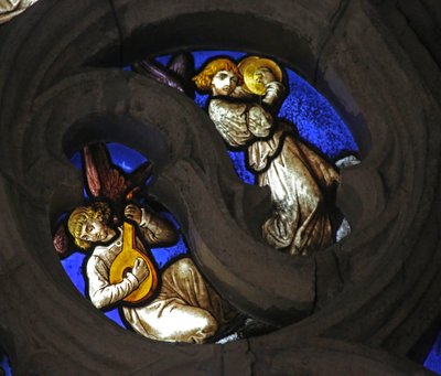 Ventana w7 que representa a un ángel músico de French School