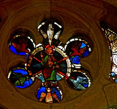Ventana w85 que representa a Cristo rodeado por seis palomas y sosteniendo la séptima simbolizando el Espíritu Santo de French School