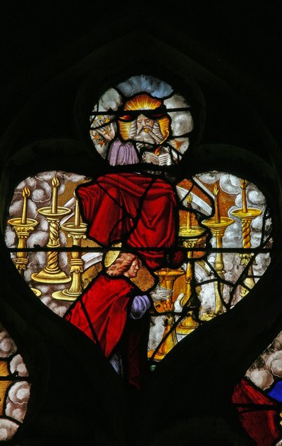 Ventana w9 que representa a Cristo del Juicio Final: San Juan escribiendo a las Iglesias de Asia simbolizadas por los 7 candelabros de French School