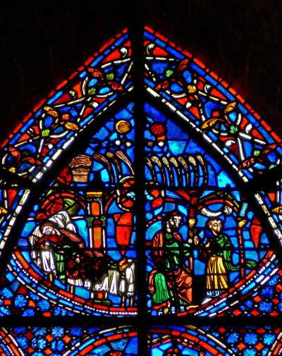 Ventana w9 que representa el sueño de José; el sol, la luna, las estrellas y las gavillas de trigo de sus hermanos se inclinan ante él. Su padre lo reprende. de French School