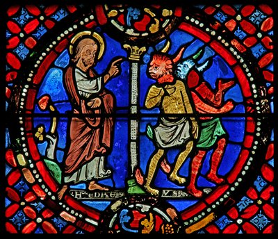 Ventana w9 que representa a San Andrés persiguiendo a dos demonios de French School