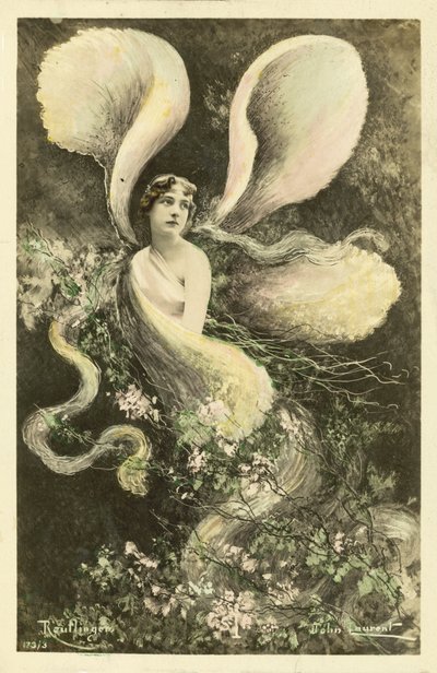 Mujer vestida de mariposa de French School