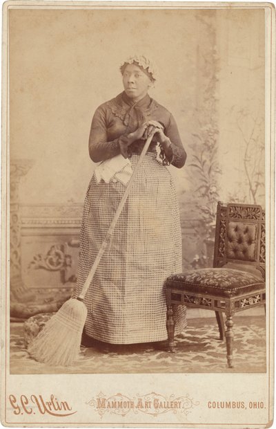 Retrato de mujer con escoba,c. 1885 (foto) de G.C. Urlin
