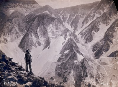 Vista de los Alpes Apuanos con las canteras de mármol. Unos hombres admirando la vista aparecen en primer plano. (foto en blanco y negro) de G. Armani