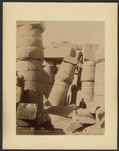(Karnak) Gd. Templo, sala hipóstila, interior, columna inclinada de G. Lekegian